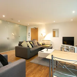 Spacious 2 Bed Apt W Parking, Close To Centre Nottingham
